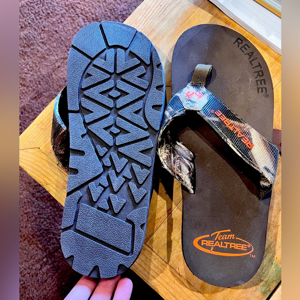 Men’s size 10 Realtree flip flops NWOT